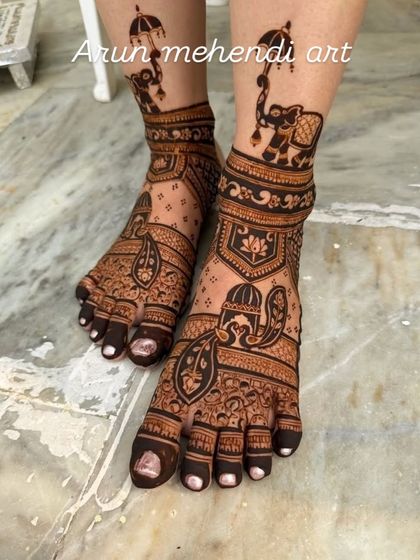 This elegant foot design features decorated elephants with umbrellas, a classic royal motif, paired with delicate patterns on the toes.