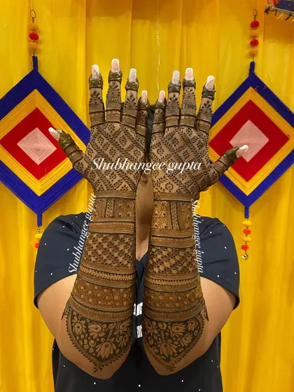 The back of the hands is just as important as the front. This full-coverage bridal design features a beautiful jaal (net) pattern that is both classic and elegant.