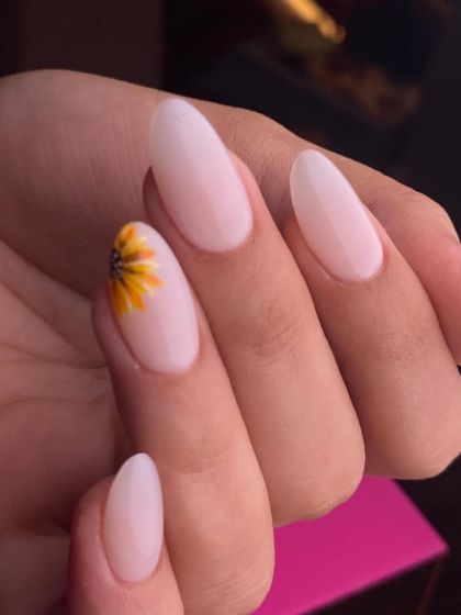 A touch of sunshine on your fingertips. This minimalist design features a simple, clean base with a single, beautifully hand-painted sunflower accent nail.