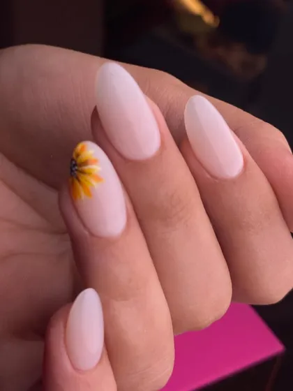 A touch of sunshine on your fingertips. This minimalist design features a simple, clean base with a single, beautifully hand-painted sunflower accent nail.