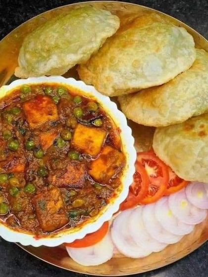 A delicious mini meal of Matar Paneer with fluffy puris and a side of fresh salad. It's the perfect portion to keep you full without overdoing it.