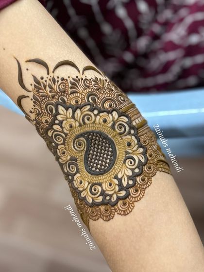 Another beautiful armband from Musfira's bridal henna, with a central paisley and delicate surrounding patterns.
