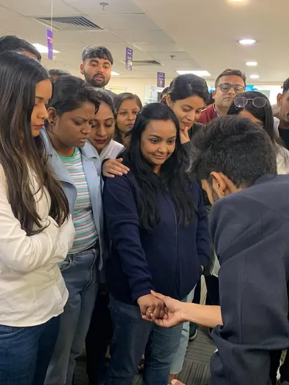A personal and interactive sleight-of-hand trick for a small group of employees. This format allows everyone to be part of the magic, creating a strong sense of camaraderie.