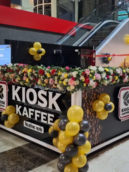 Here’s a closer look at the Kiosk Kaffee setup. I combined their brand-colored balloon clusters with a beautiful floral arrangement on the main counter, showing how we can mix different decoration styles to create a complete and festive look for a new business.
