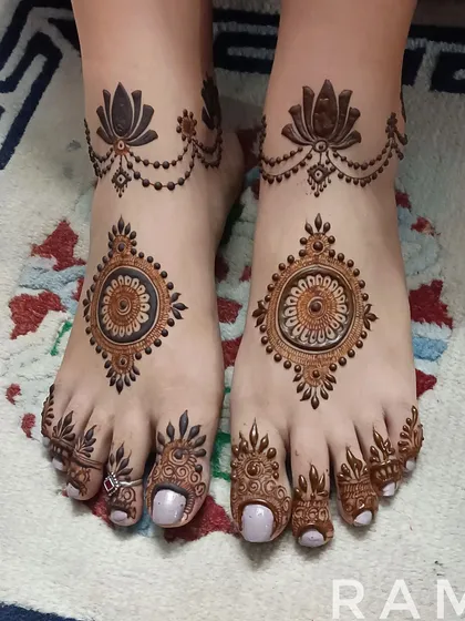 I create matching designs for feet that are both elegant and traditional. This symmetrical pattern includes detailed mandalas on the foot and intricate work on the toes.