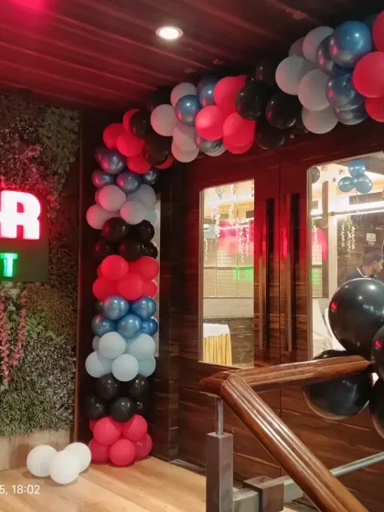 The entrance to the Spiderman party, with a balloon arch in the hero's signature colors.