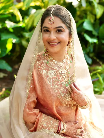 Another beautiful portrait in the garden. Her makeup looks fresh and timeless, a perfect look for a daytime wedding ceremony.