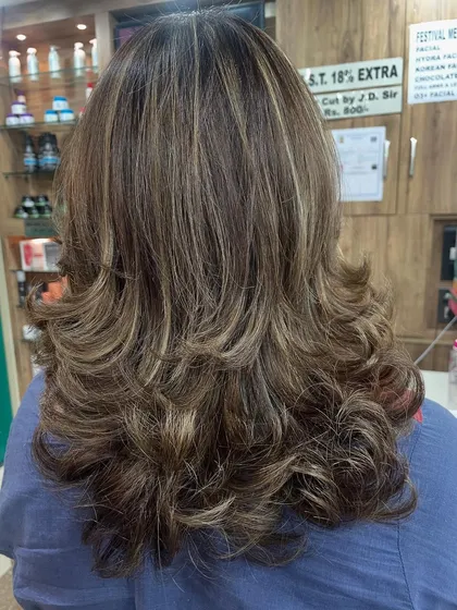 Another angle of this beautiful highlight and layer combination. Notice how the placement of the lighter pieces accentuates the texture of the haircut.