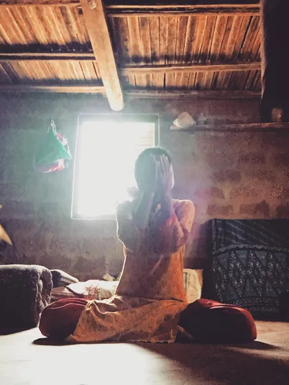 This is what my personal practice often looks like. No perfect background or special clothes, just finding a quiet corner to connect with myself. Yoga follows you wherever you go, and the most important thing is simply to sit and do what you can.