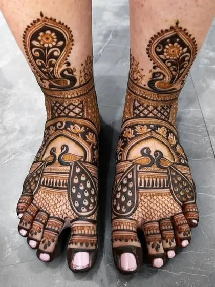 A classic peacock foot mehandi design. The symmetrical patterns create a beautiful payal (anklet) effect.