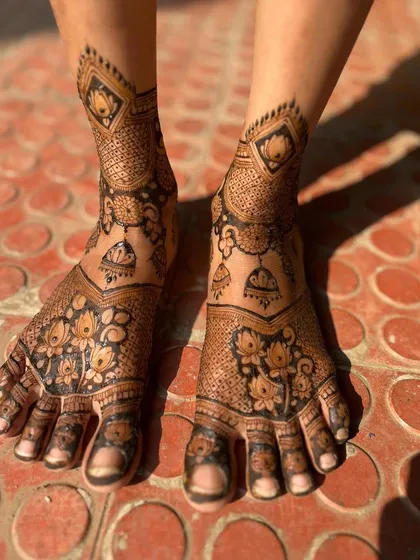 A beautiful bridal leg design with jhumka and floral motifs. The rich, dark stain is the result of my special organic henna.