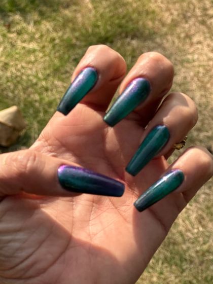 The color-shifting effect of this peacock polish is stunning in the sunlight. Here you can see the tones changing from emerald green to a deep purple.