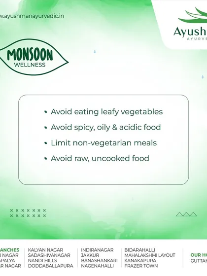 During the monsoon, it is best to avoid leafy vegetables, spicy or oily foods, and raw, uncooked meals. Limiting non-vegetarian food also helps ease the load on your digestive system.