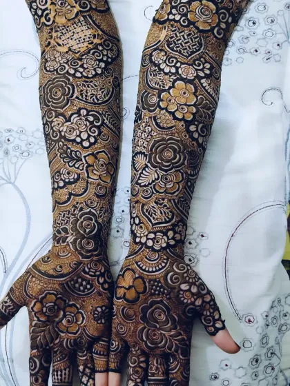 This full coverage bridal mehndi is a great example of how I blend different elements, from checkered patterns to blooming roses, into one cohesive design.