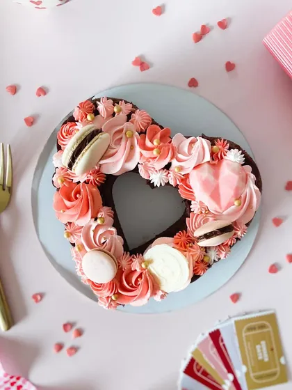 Another look at this beautiful heart monogram cake. It's a popular choice for Valentine's Day or anniversaries, and it's completely eggless and refined flour-free.