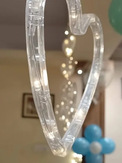 A close-up look at the details I use to create a magical ambiance. These clear, heart-shaped string lights add a delicate and warm glow, showing the quality of the materials I select for every decoration project.