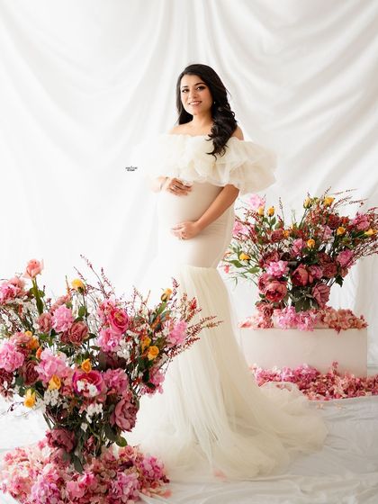 The prettiest mamma in a garden of dreams. This setup with huge, beautiful floral arrangements and a white gown is pure magic.