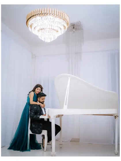 Using a grand white piano as a prop for a romantic and classic pre-wedding portrait. The composition is designed to feel both elegant and intimate.