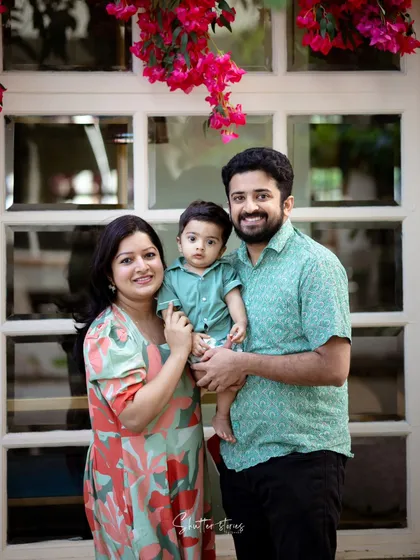 A beautiful family portrait taken on Church Street in Bangalore, showing that urban locations can be great for lifestyle sessions.