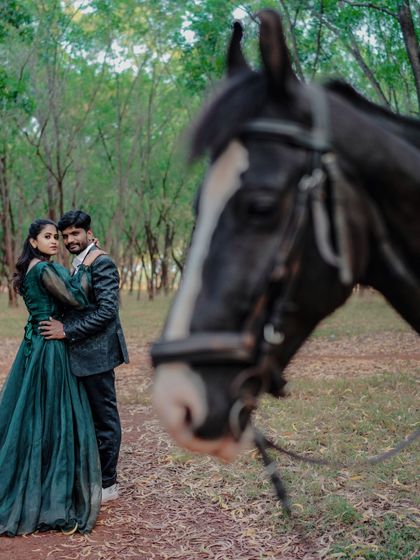 I used a creative angle for this forest photoshoot, with the horse in the foreground, to add depth and a unique perspective to the couple's portrait.