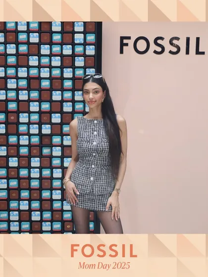 An influencer poses for our Magic Mirror at the Fossil Mother's Day event. We are experienced in working with high-profile guests and ensuring a smooth, premium experience.