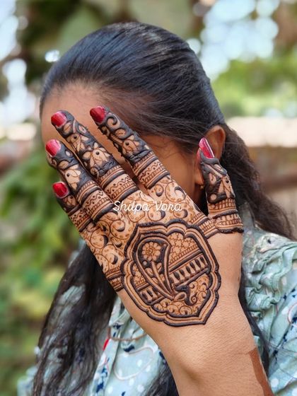 Another shot of a client with her hand adorned with a beautiful paisley design.