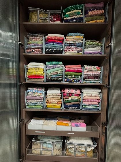 For clients who prefer to fold their sarees and suits, we use shelf dividers to keep stacks neat and upright. This method prevents piles from toppling over and ensures each garment is easy to access without disturbing the others.