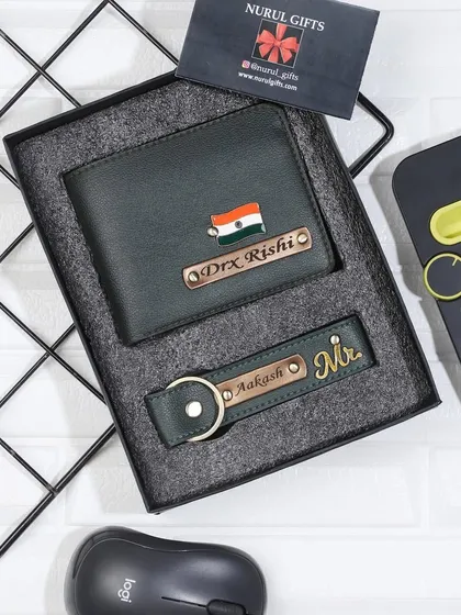 This olive green leather set includes a wallet with an Indian flag charm and a keychain with a 'Mr.' charm.