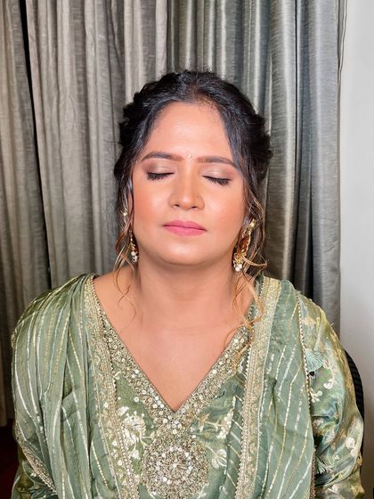 A close-up of the soft, neutral eye makeup that defines this "no makeup" look.