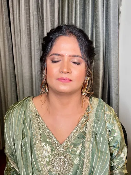 A close-up of the soft, neutral eye makeup that defines this "no makeup" look.