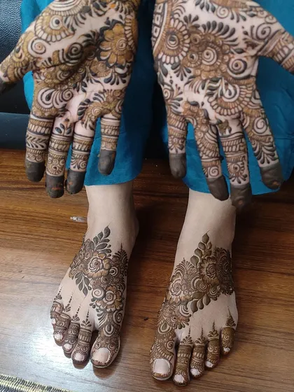A beautiful combination of hand and foot henna for a client. The designs are in the Indo-Arabic style, with bold florals and intricate finger and toe details.