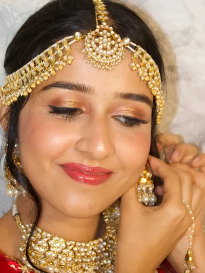A close-up of this stunning bridal makeup. I focused on creating a golden, shimmery eye that catches the light beautifully, paired with a glossy lip for a fresh and modern feel.