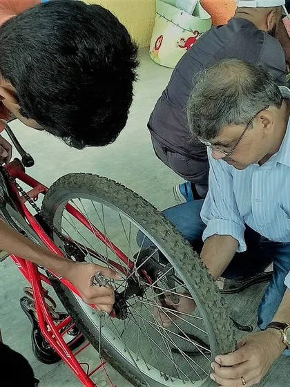 Getting your hands dirty is part of the fun. In our bicycle repair module, kids learn practical skills like fixing a flat tire, adjusting brakes, and cleaning the chain, all while working together with our experienced mentors.