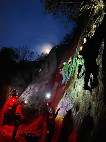 Climbing doesn't stop when the sun goes down. Here, our headlamps cut through the darkness, illuminating the rock and creating a magical atmosphere. Night climbing offers a completely different and unforgettable experience.