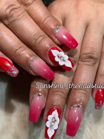 A beautiful red ombre set with 3D white flowers.