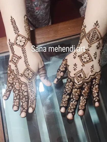 A geometric take on the Arabic style for the back of the hand. This design uses diamond shapes filled with flowers, connected by leafy vines for a modern, symmetrical look.