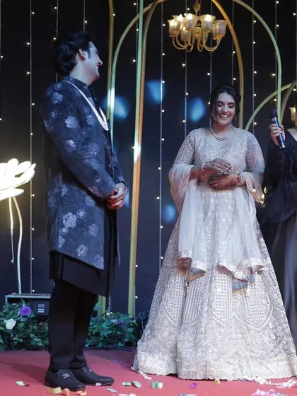 Another angle of my interaction with the couple, showing their happy and relaxed expressions. My goal is to make them the stars of their night.