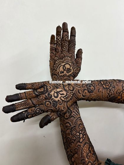 This is an example of my signature full-arm floral mehendi. I love creating dense, intricate patterns with elements like roses, paisleys, and detailed fillers to give you a rich and traditional look for any celebration.