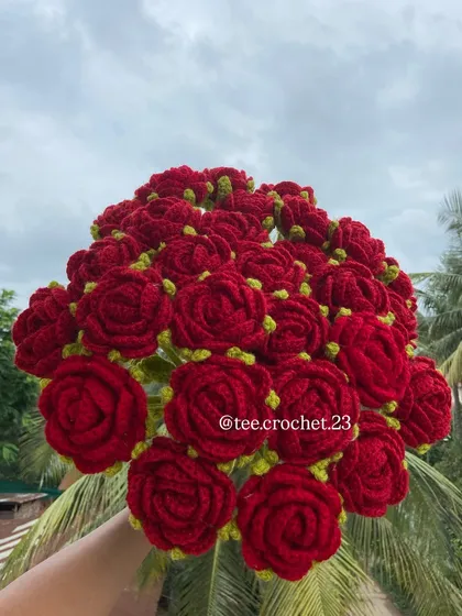A still shot of the beautiful red rose bouquet.