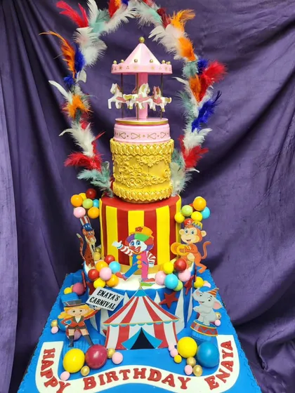 Step right up to the greatest cake on Earth! This grand three-tier circus carnival cake features a real rotating carousel on top, surrounded by playful clowns, monkeys, and vibrant details that capture the magic of the big top.
