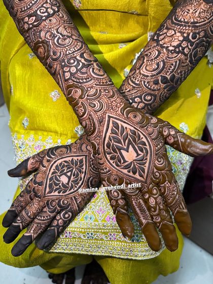 A different angle of the leaf-motif initial design, showing how it creates a stunning centerpiece on the palms.