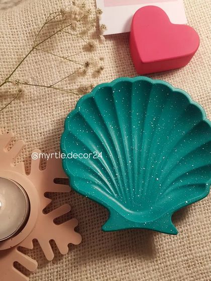 A little collection of festive pieces: a Snowflake T-light holder, a sparkling shell dish, and a heart-shaped photo holder. These items work beautifully together as a gift set.