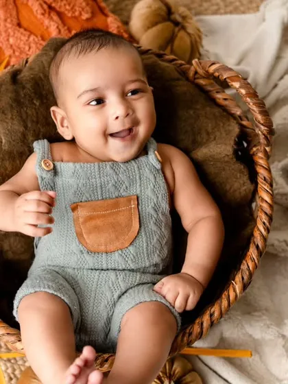 The most joyful smile from a 4-month-old baby. My infant sessions are filled with moments like this, captured in a warm, boho-inspired setting.