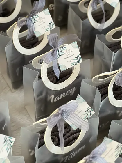 A thoughtful gift for Teacher's Day. These personalized towels are packed in a chic, transparent bag with a custom tag, making it a beautiful and practical gift of appreciation.