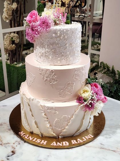 Dee's Bake Studio - Custom Cakes Wedding & Engagement Cakes photo 8