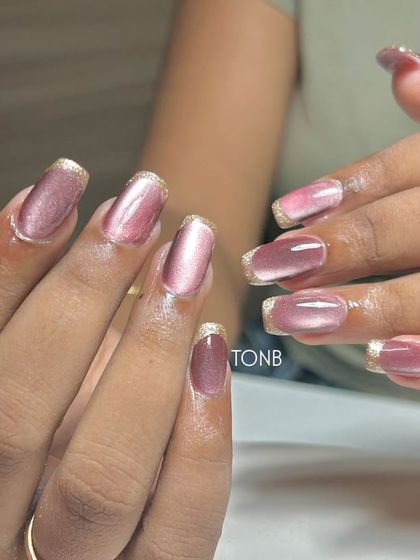A beautiful pink cat-eye set with delicate gold glitter tips. It's the perfect combination of sweet and glamorous.