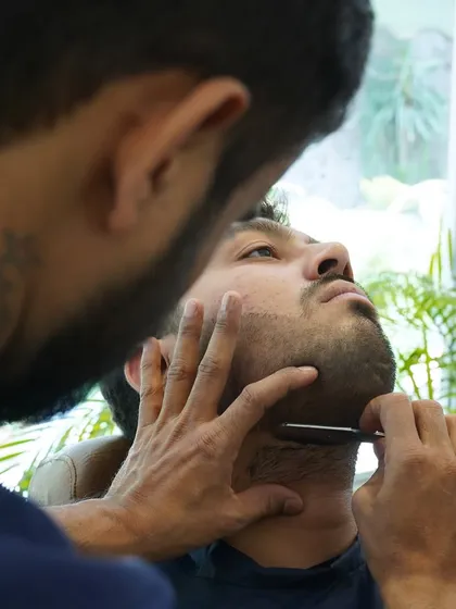Here you can see the careful technique I use for beard shaping with a straight razor. This allows for clean, sharp lines and a perfectly sculpted look tailored to your facial structure.
