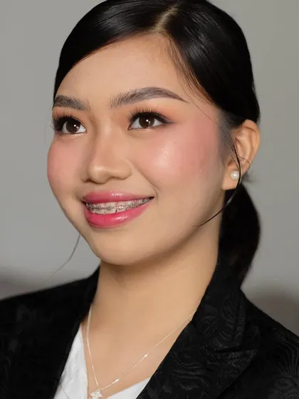 Another shot of this corporate look, showing how the makeup looks bright and professional under studio lighting. It's perfect for headshots or important work events.