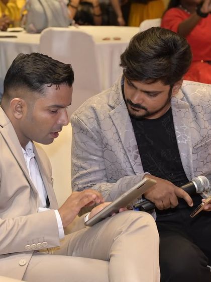 A behind the scenes moment, coordinating with the event manager. I am a team player, always in sync with the technical and planning teams to ensure a flawless show.