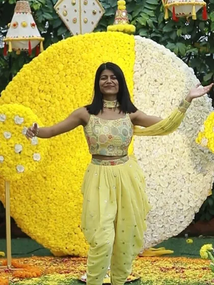 Bringing the sunshine to a beautiful Haldi ceremony. For daytime events like this, I focus on creating a fun, relaxed, and interactive atmosphere that gets both families mingling and celebrating together. This one was for the Kapoors and Bakshis, surrounded by a stunning floral setup.